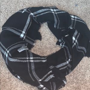 Black and white scarf